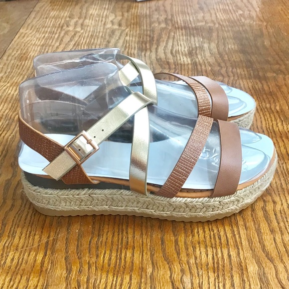 1 Left 💛Metallic Flatform Sandal - Picture 2 of 2